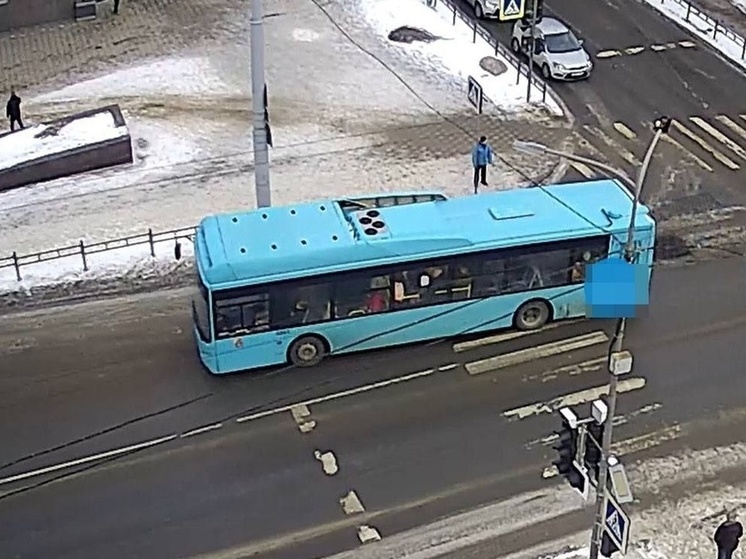 Водитель автобуса в Петрозаводске зажал дверями коляску с ребенком и поехал