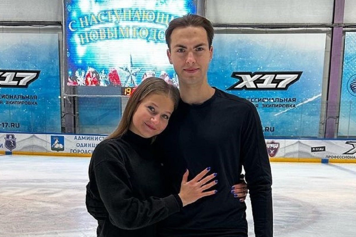 Фигуристы позировали под дождем