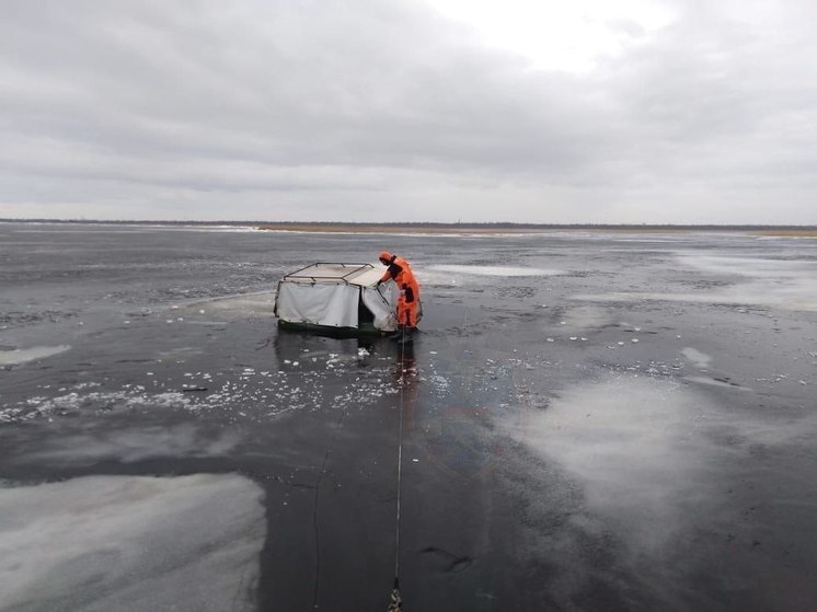 Ленинградские спасатели помогли двум мужчинам, провалившемся под лед Ладожского озера