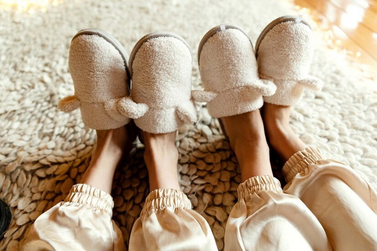 A Russian woman brought 30 kilograms of slippers from Turkey and was put on trial