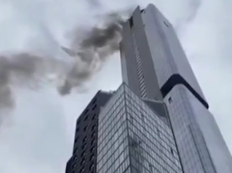 В Нью-Йорке загорелся небоскреб близ мемориала 11 сентября