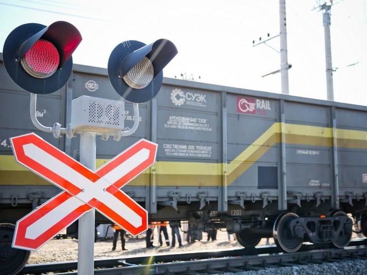 Вагоны грузового поезда сошли с рельсов в Забайкалье