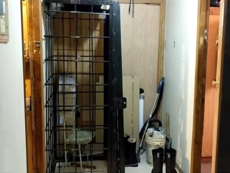 Сотрудник полиции на Чукотке держал односельчан в самодельной клетке