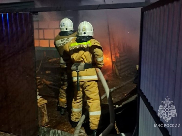 Спасатели ликвидировали возгорание на складе строительных материалов в Артеме