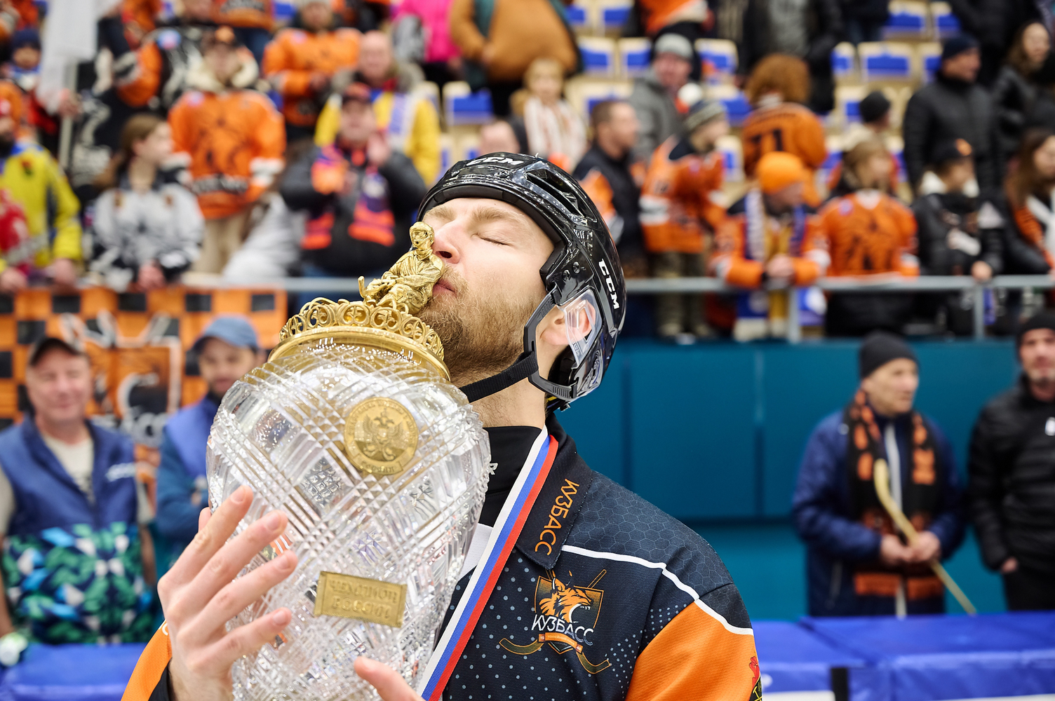 Впервые в истории: хоккейный «Кузбасс» - чемпион России по хоккею с мячом
