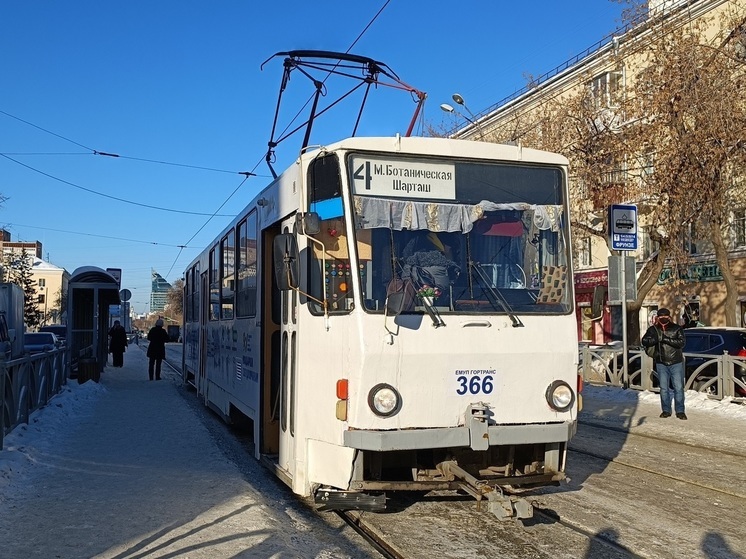 Две легковушки заблокировали движение трамваев в центре Екатеринбурга