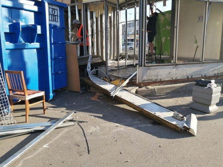 В Великом Новгороде снесли незаконный ларек на Псковской улице