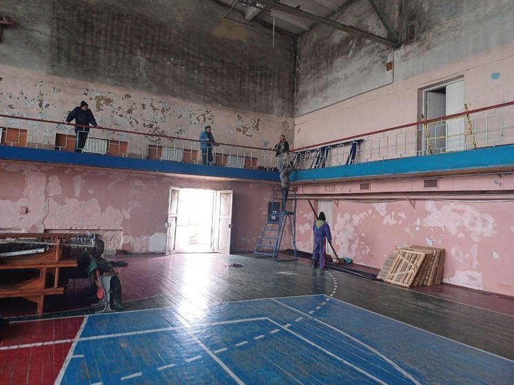 Пензенцы продолжают ремонт спортзала Дворца спорта в Токмаке