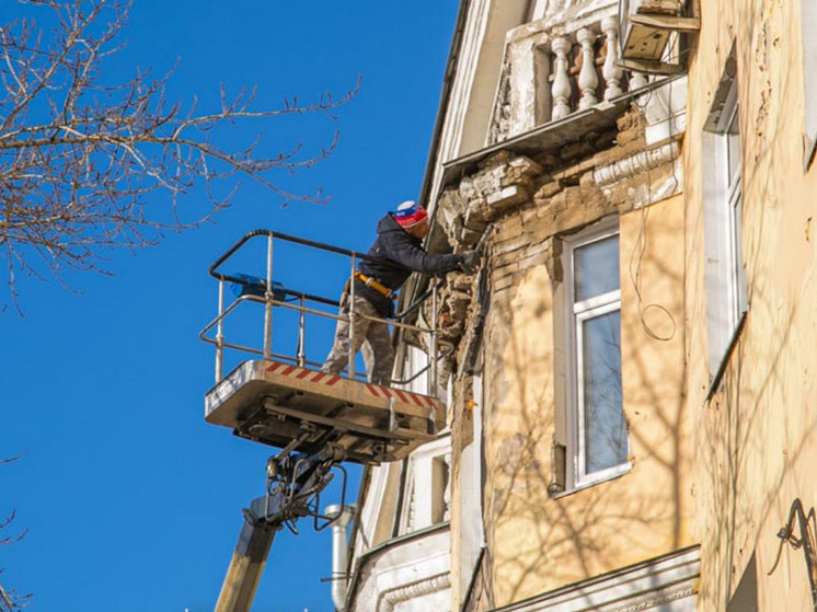 В Барнауле рухнула часть фасада пятиэтажного дома на проспекте Строителей