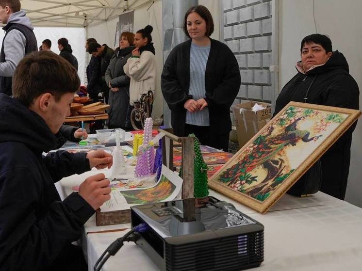 Студенты Северной Осетии вышивают иконы для бойцов СВО