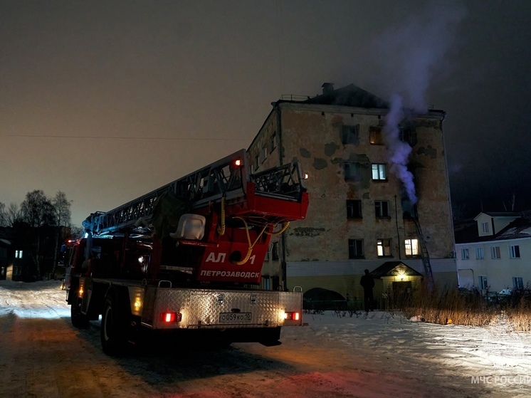 Трех человек эвакуировали из горящего дома ранним утром в Петрозаводске