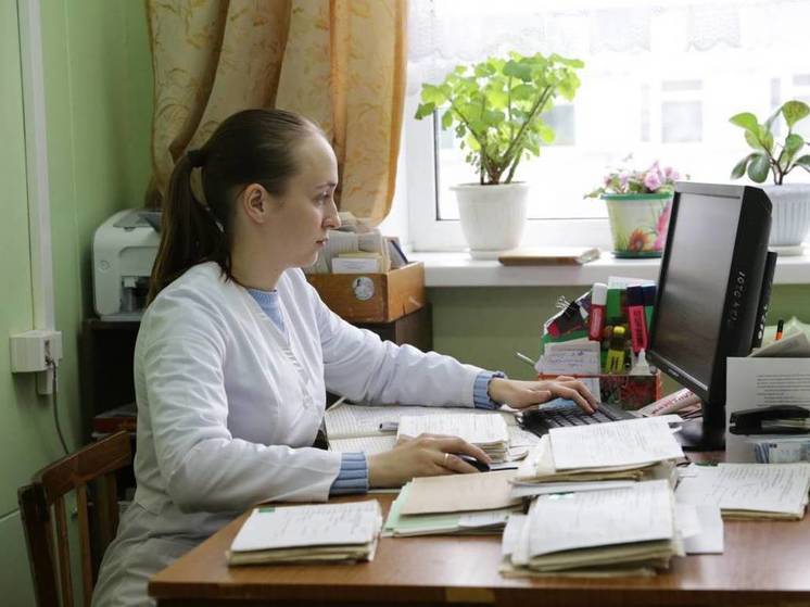 Более 400 медиков отправились работать в районы Вологодской области