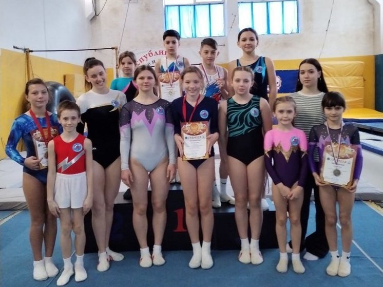 Бердянские акробаты заняли 13 призовых мест на соревнованиях в Крыму