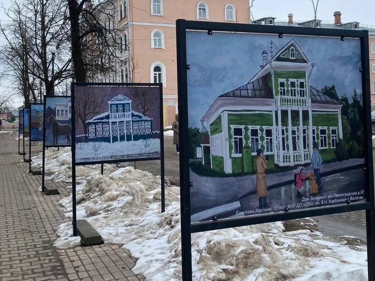 Уличная выставка в Вологде знакомит с объектами культурного наследия города
