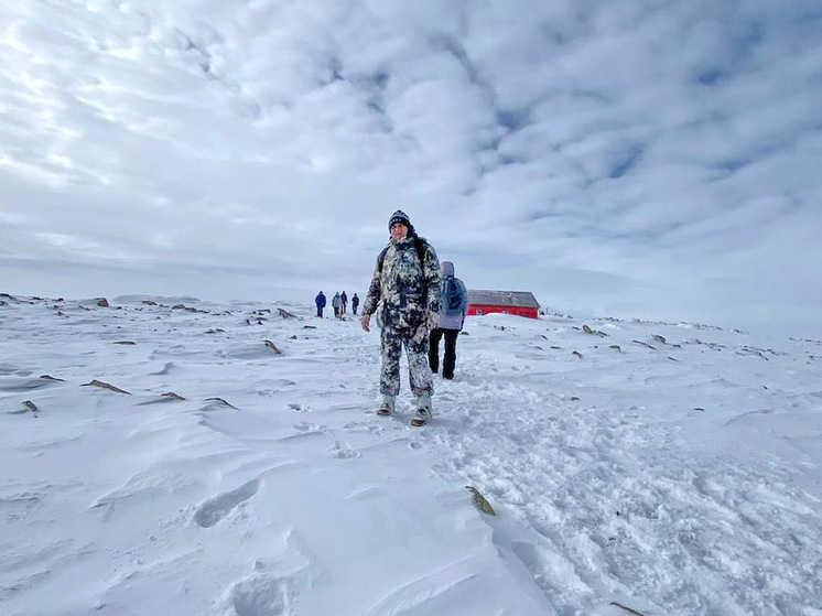 «Команда Арктики» начала восхождение на ямальский Рай-Из