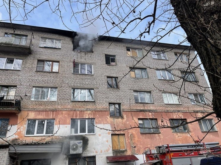 В Великом Новгороде спасли трех человек при пожаре в пятиэтажке на Локомотивной