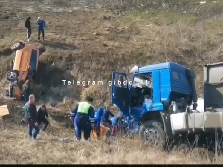 В Белгороде КамАЗ протаранил трактор и две легковушки