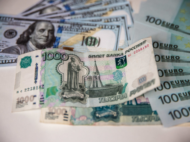 Банковские работники нашли пять поддельных 100 долларовых купюр в Тверской области