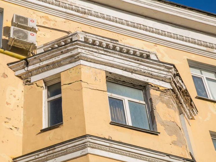 В Барнауле около дома с рухнувшим фасадом ввели режим повышенной готовности