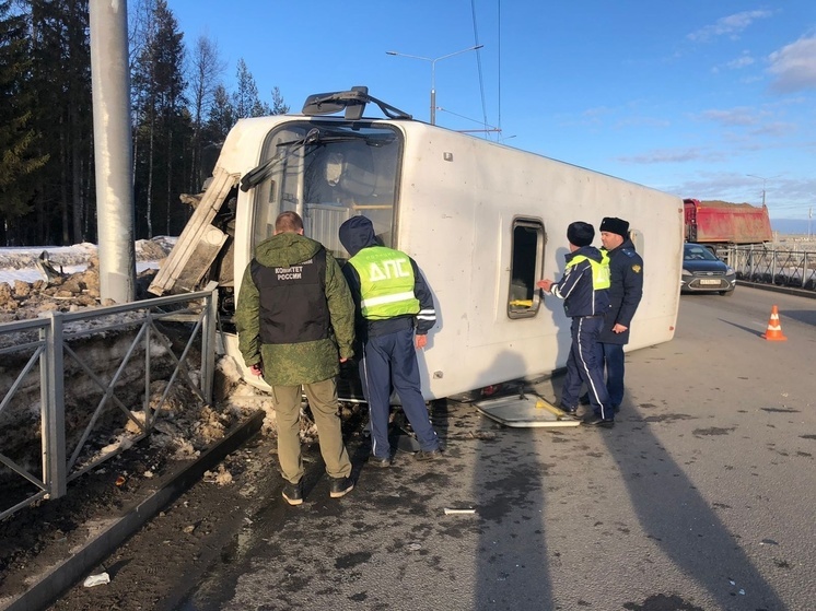 Следком ищет пострадавших в перевернувшемся автобусе в Петрозаводске