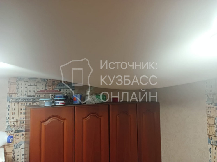 В прокопьевской квартире вода полилась с потолка