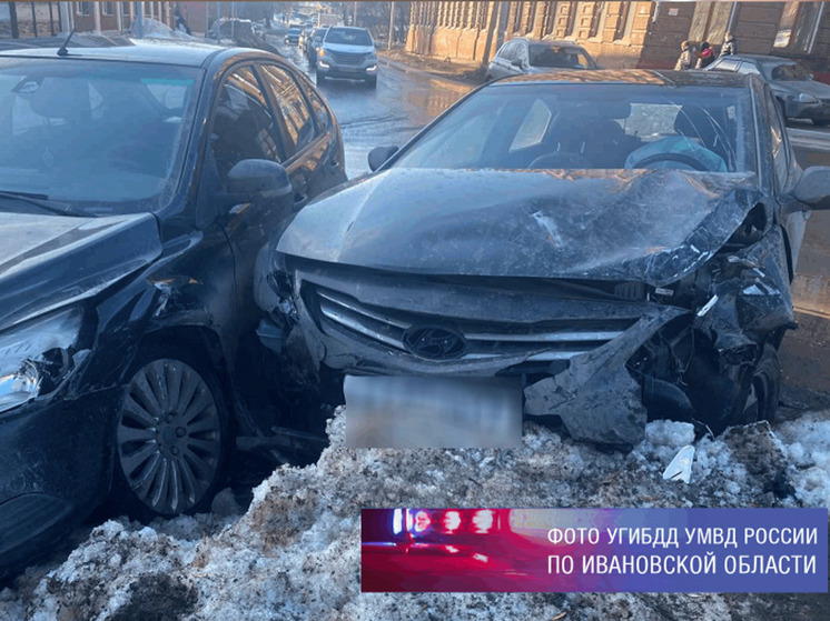 Четыре человека пострадали при столкновении трёх легковых автомобилей в Иванове