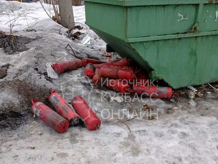 Свалка из огнетушителей образовалась в Новокузнецке