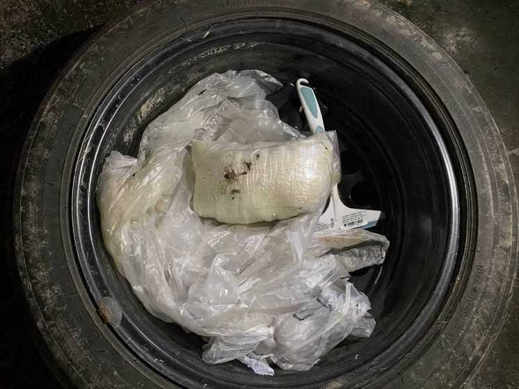 Наркокурьер пытался провезти через Тюменскую области килограмм запрещенных веществ