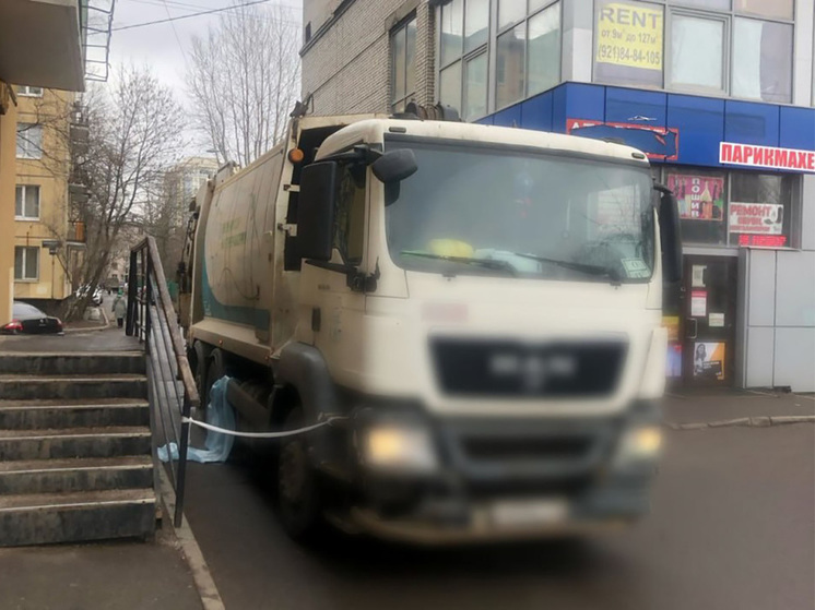 Пожилая женщина в Санкт-Петербурге погибла под колесами мусоровоза