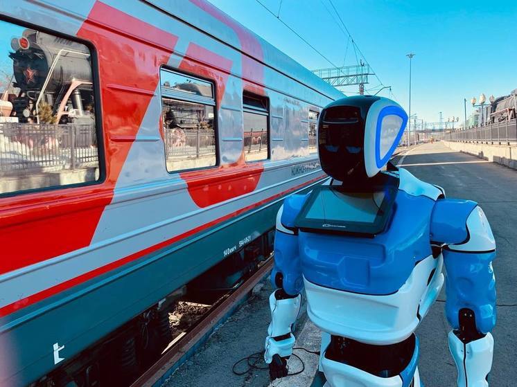 В Челябинске робот учит школьников правилам безопасности на железной дороге