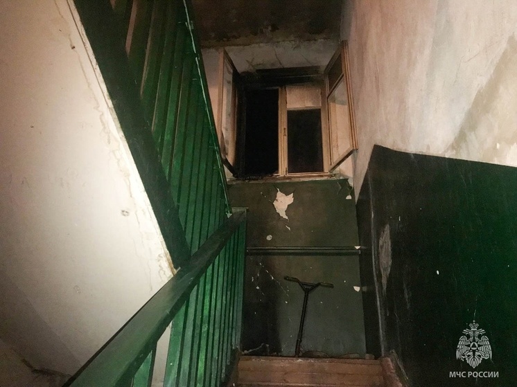 Неизвестные подожгли подъезд деревянного дома в Петрозаводске