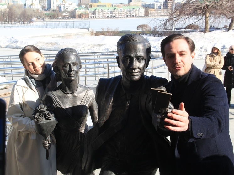 Скульптуру «Спешащие в театр» открыли возле театра драмы в Екатеринбурге