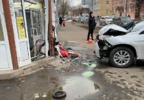 В Костроме легковой автомобиль вынесло с проезжей части на тротуар