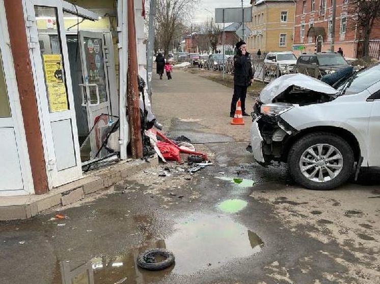 Страшное ДТП в Костроме: коляску с младенцем вдавило в стену