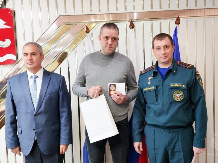 Свердловчанин получил награду за спасение мужчины в ХМАО