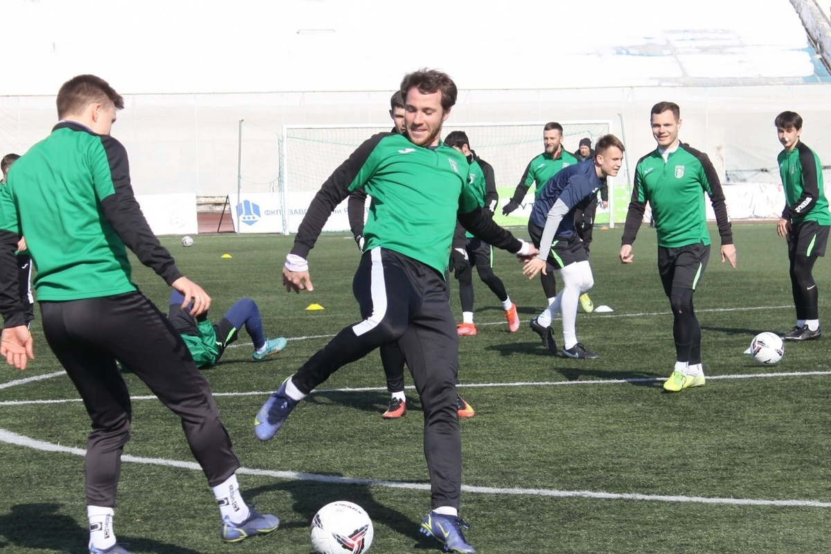 Khimik players trained before leaving for Miass