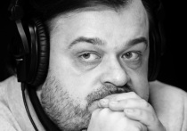 Товарищеский матч сборных РФ и Сербии, проходящий сегодня вечером в Москве, начался с минуты молчания в память о спортивном журналисте и комментаторе Василии Уткине
