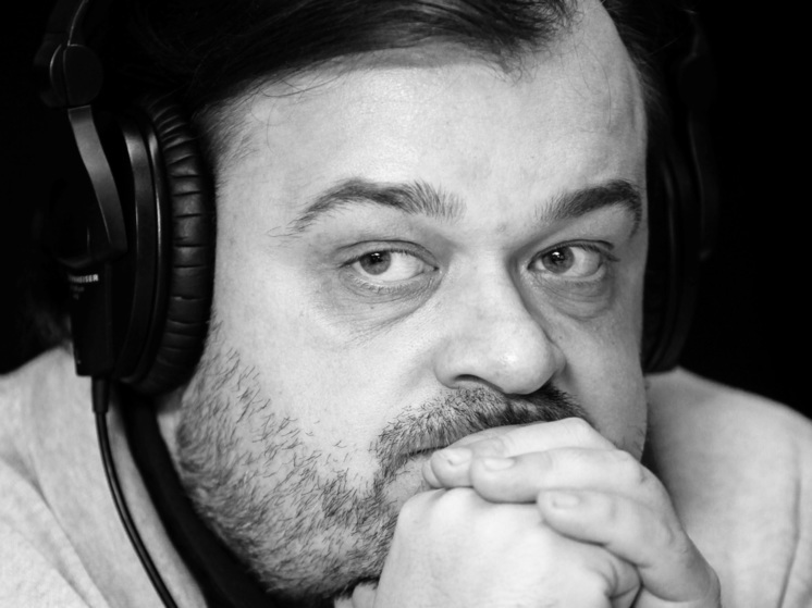 Память журналиста Василия Уткина почтили минутой молчания перед матчем Россия — Сербия