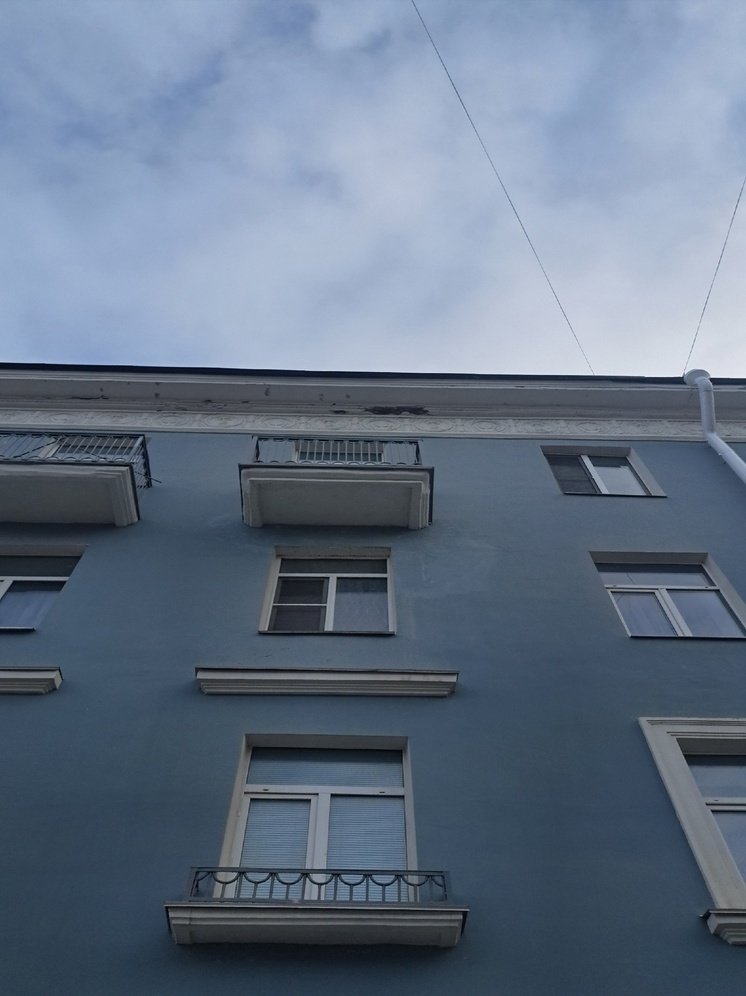 Отделка дома в центре Петрозаводска рухнула прямо перед лицом прохожей
