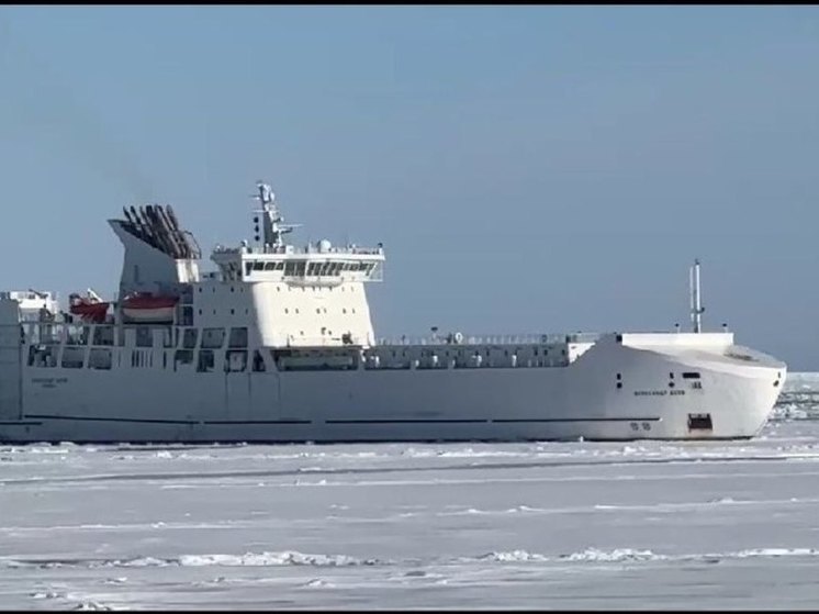 На борту парома, столкнувшегося со льдиной в Хабаровском крае, находилось 60 человек