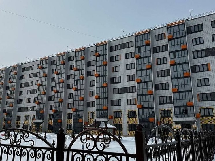 В Омской области дети-сироты получили 8 квартир, выделенных региону застройщиками