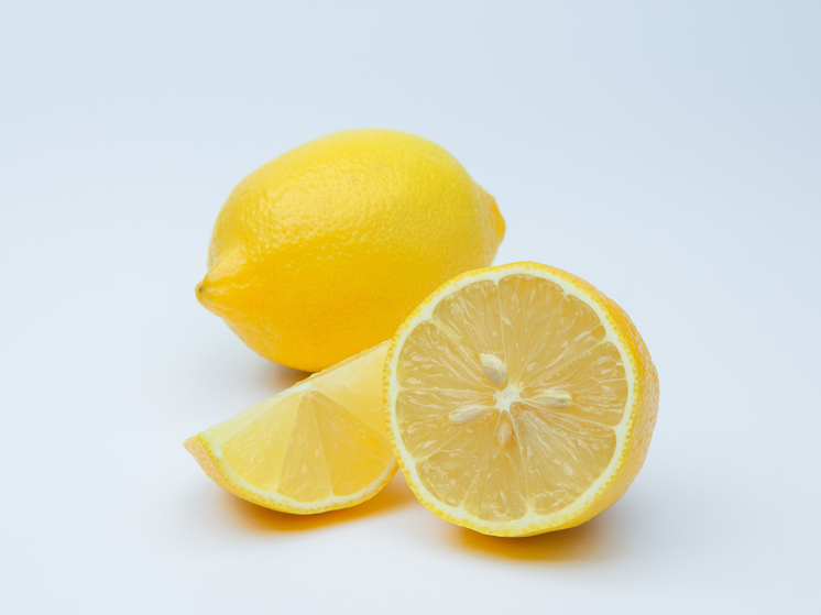 В Роспотребнадзоре рассказали о пользе лимонов