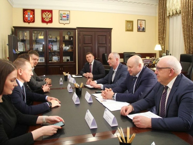 Мэр Омска Шелест встретился с представителями Всероссийского центра строительной политики