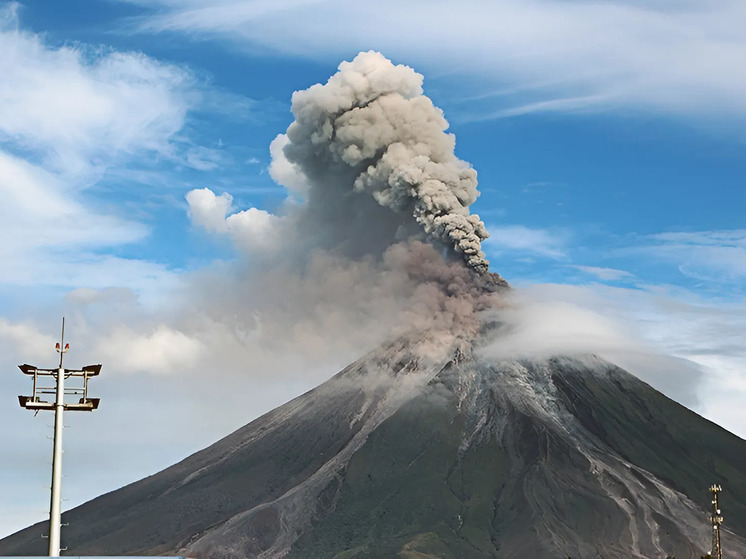 Вулкан Эбеко выбросил пепел на высоту 2 километра
