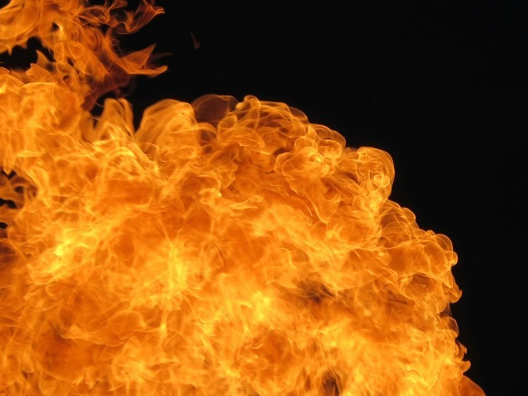 Жители воронежского Отрадного раньше пожарных потушили загоревшуюся машину