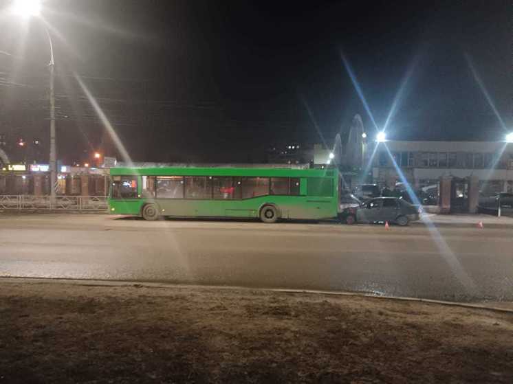 В Липецке легковушка врезалась в автобус
