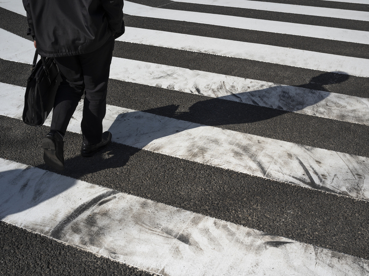 В Омске маршрутка с пассажирами сбила пенсионера на пешеходном переходе