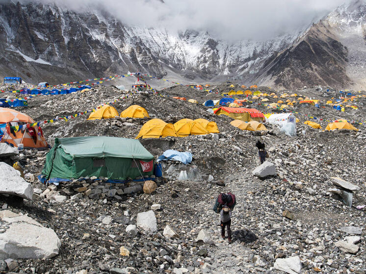 При восхождении будут выдавать специальные пакеты для сбора фекалий