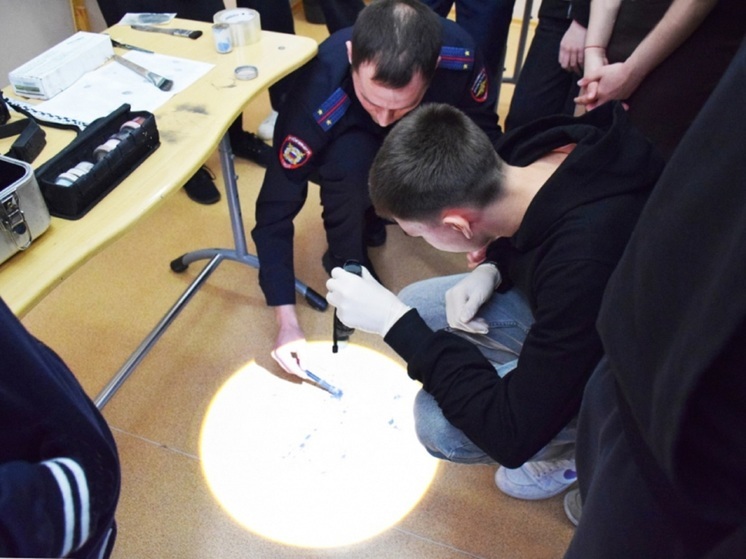 Тонкости выявления следов обуви растолковали ученикам в НАО