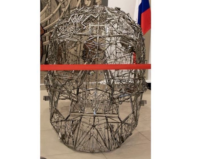 В Курске сделали 1,5-метровый череп из 1,5 тыс. хирургических инструментов